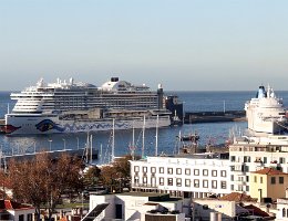[Schiffe Spezial] AIDAprima (2) AidaPrima - von der Seilbahn aus in Funchal