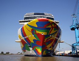[Schiffe Spezial] NORWEGIAN ENCORE (4) Das Kreuzfahrtschiff NORWEGIAN ENCORE am 24.08.2019 vor der Meyer Werft in Papenburg