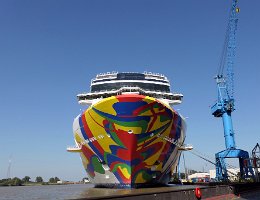 [Schiffe Spezial] NORWEGIAN ENCORE (5) Das Kreuzfahrtschiff NORWEGIAN ENCORE am 24.08.2019 vor der Meyer Werft in Papenburg