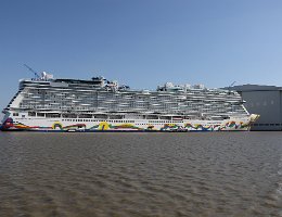 [Schiffe Spezial] NORWEGIAN ENCORE (7) Das Kreuzfahrtschiff NORWEGIAN ENCORE am 24.08.2019 vor der Meyer Werft in Papenburg