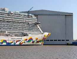 [Schiffe Spezial] NORWEGIAN ENCORE (8) Das Kreuzfahrtschiff NORWEGIAN ENCORE am 24.08.2019 vor der Meyer Werft in Papenburg