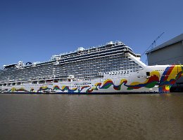 [Schiffe Spezial] NORWEGIAN ENCORE (1) Das Kreuzfahrtschiff NORWEGIAN ENCORE am 24.08.2019 vor der Meyer Werft in Papenburg