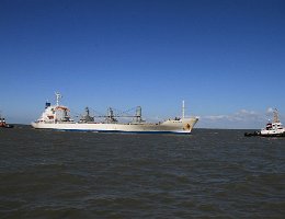 Schleppmanöver - 0005 Der Reefer (Kühlschiff) Bosse wird in den Hafen von Cuxhaven geschleppt.