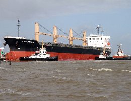 Schleppmanöver - 0006 Anlegemanöver in Cuxhaven von dem Bulker "King Cotton" am 2015-04-01