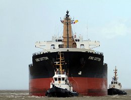 Schleppmanöver - 0007 Anlegemanöver in Cuxhaven von dem Bulker "King Cotton" am 2015-04-01