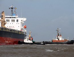Schleppmanöver - 0009 Anlegemanöver in Cuxhaven von dem Bulker "King Cotton" am 2015-04-01