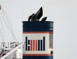 KMNL Kmnl Lodestar Shipping BV (wahrscheinlich Reederei zu dieser Schornsteinmarke) niederländische Reederei mit Sitz in Amsterdam Foto: CAPRICORN MOON [IMO:9708980]