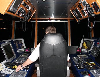 Autofähre SAAREMAA auf der Elbe zwischen Brunsbüttel und Cuxhaven