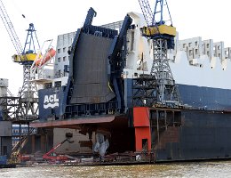 Das Con-Ro Schiff ATLANTIC SAIL im Hamburger Dock 10 Das Con-Ro Schiff ATLANTIC SAIL im Hamburger Dock 10...