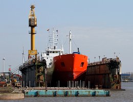 Der Tanker VERDI in Bremerhaven im Trockendock Der Tanker VERDI in Bremerhaven im Trockendock...