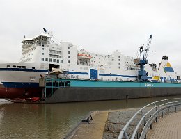 Peter Pan verlängert und ohne Spitze Die Verlängerung um 30m bei der PETER PAN wurde umgesetzt aber die Spitze musste ab, weil die Fähre für einen Zielhafen 2m zu lang war ;-)