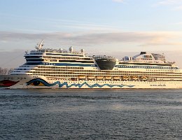 weiteres Foto: AIDAmar - 253m (dA) [IMO:9490052] - doppelte Aufnahme Kreuzfahrtschiff (Cruise Ship) Aufnahme: 2018-11-23 Baujahr: 2012 | DWT: 7757t | Breite: 38m | Passagiere: 2174